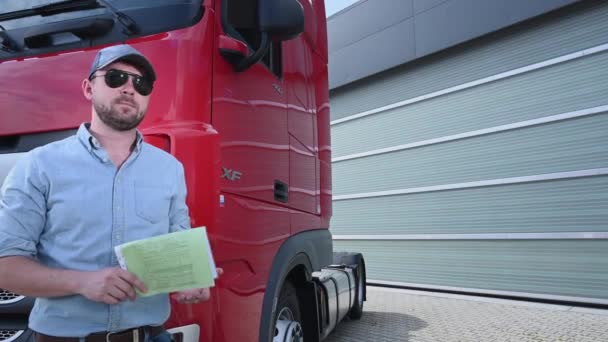 Juni 2021 Krakau Kleinpolen Europäischer Trucker Stolz Sattelzugfahrer Vor Seiner — Stockvideo