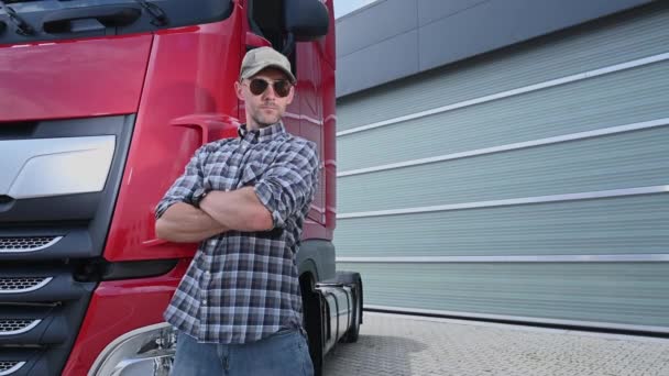 40多岁的骄傲的白种人卡车和全新的半卡车拖拉机 卡车司机呆在车尾顶部 重型运输业 — 图库视频影像