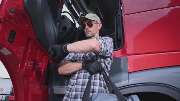 40多岁的职业赛米卡车司机和他的重型车辆 交通运输业主题 — 图库视频影像
