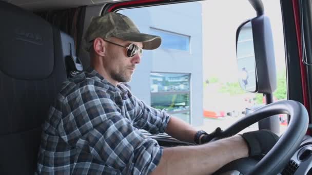 2021年6月6日 克拉科夫 小波兰 交通和汽车工业 商业驾驶 白种人卡车后面的车轮 — 图库视频影像