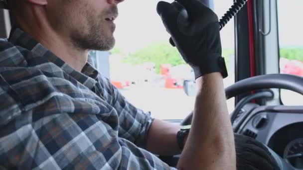 Kaukasische Trucker Kommunizieren Mit Anderen Lkw Fahrern Konvoi Über Radio — Stockvideo