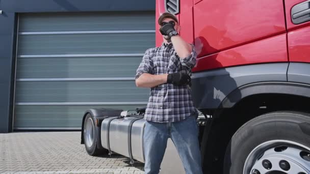 Zbliżenie Kaukaski Mężczyzna Truck Operator Stoi Przed Dużą Czerwoną Kabiną — Wideo stockowe