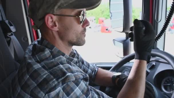 Conducteur Semi Camion Parlant Sur Radio Radio Bandes Citoyennes Intérieur — Video