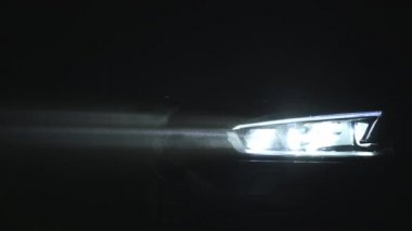 Yoğun siste Gece Yolculuğu. Modern gelişmiş araç LED farları. Otomotiv Teması.