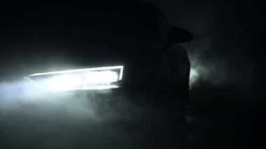 Sis gece yolda. Bir siste sürüş.