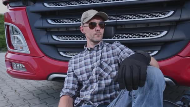 Semi Truck Male Driver Vehicle Sitting Ground Relaxing Wiping Forehead — 비디오