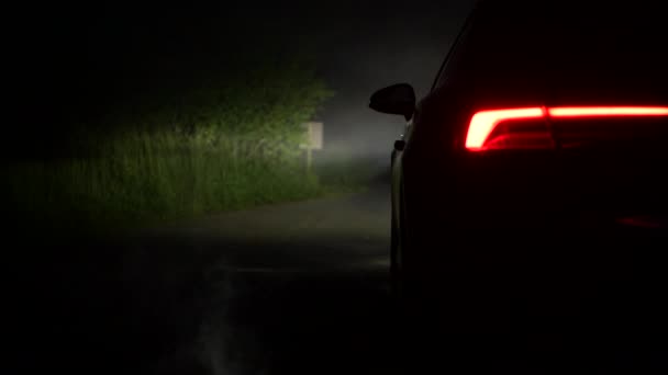 高密度霧の中で現代のリアLedカーヘッドライト — ストック動画