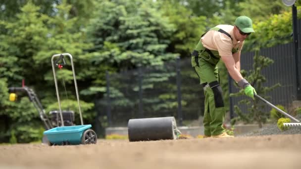 Giardiniere Caucasico Che Esegue Semina Dell Erba Preparazione Del Terreno — Video Stock