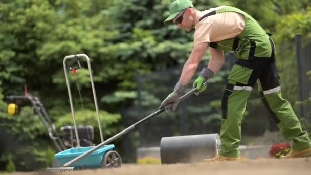 Professional Gardener Preparing Soil Backyard Garden — Vídeo de Stock