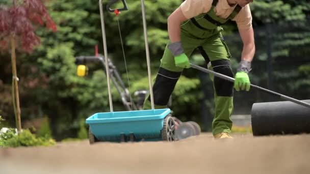 Backyard Garden Job Raking Soil Grass Seeding — Vídeos de Stock