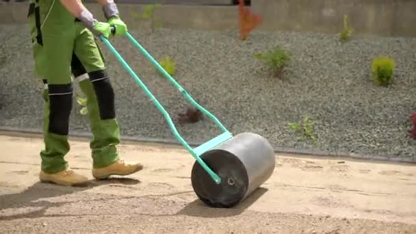 Poly Push Tow Lawn Roller Empurrado Pelo Jardineiro Caucasiano Solo — Vídeo de Stock
