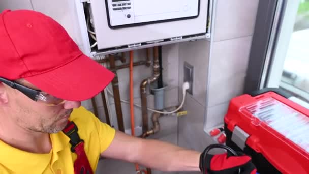 Hvac Technician Gas Leak Detector His Hands — Vídeo de stock