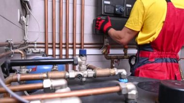 Ev Suyu Isıtma ve Dağıtım Sistemi Fly Filtrelerinde Profesyonel HVAC İşçisi Kurulumuyla.