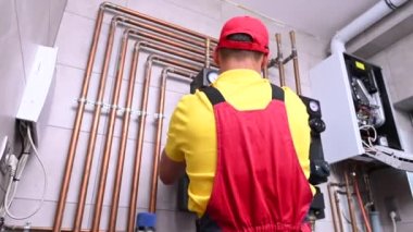 Profesyonel beyaz Isıtma Sistemleri yükleyicisi tarafından Yükleme Merkezi gaz ısıtıcı.