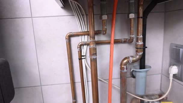 Profesionální Hvac Pracovník Opravy Plynového Ohřívače Kontrola Systémů Teplovodního Kotle — Stock video