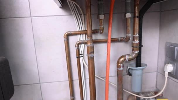 professionelle hvac Arbeiter Reparatur Gasheizung. Warmwasserboiler-Systeme überprüfen.