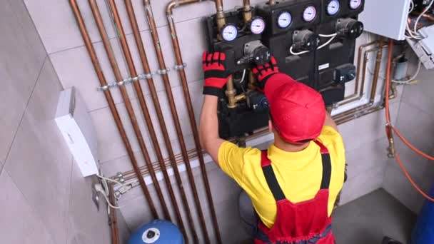 Inicio Calefacción Distribución Agua Con Filtros Mosca Instalación Por Trabajador — Vídeo de stock