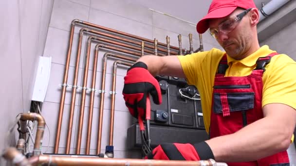 Professional Hvac Worker Repairing Gas Heater — Vídeos de Stock