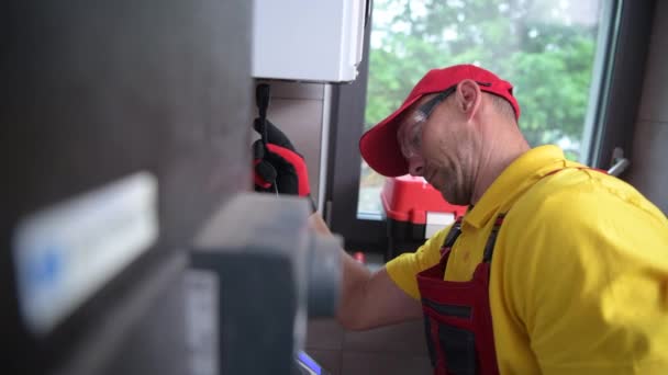 Blanke Technicus Veertig Met Gaslekdetector Die Volgens Schema Controle Verwarmingsoven — Stockvideo