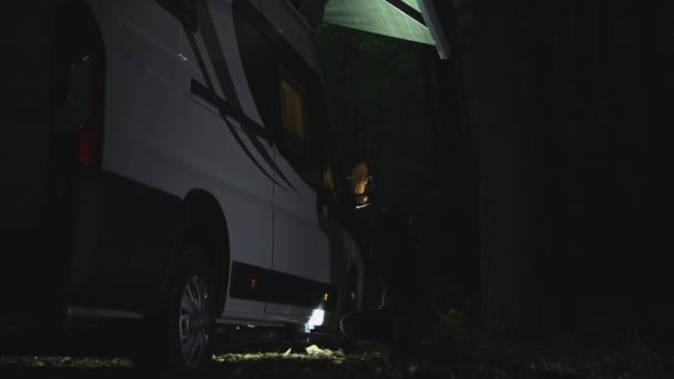 キャンプ場で盗難に備えるレクリエーション車両バーグラー — ストック動画