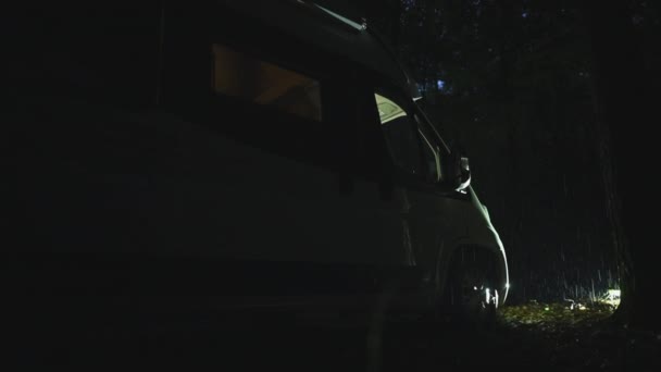 夜間に現代の安全でないレクリエーション車両キャンパーバンに白人窃盗団 — ストック動画