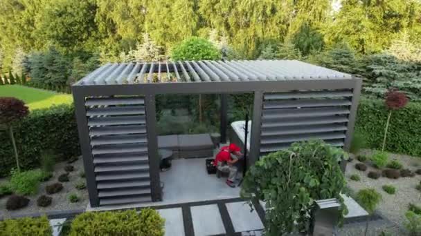 Elegant Garden Shelter Top View Spa Hot Tub 점검을 수행하는 — 비디오