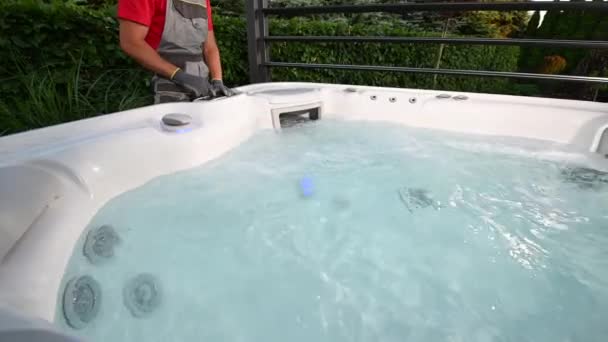 Spa Працівник Робить Остаточну Перевірку Після Установки Гарячої Ванни — стокове відео