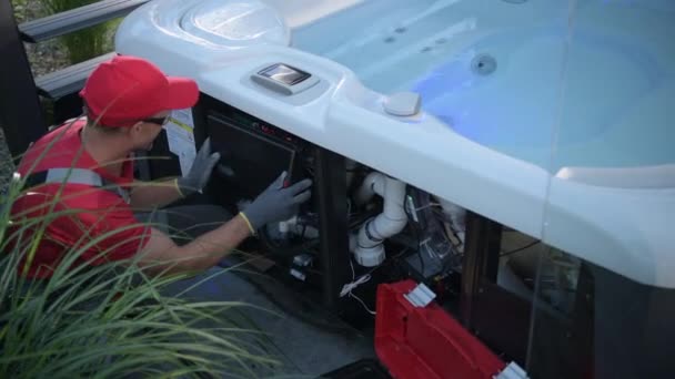 专业的Spa技师修理热管内的泵送元件 40多岁的白人工人 — 图库视频影像