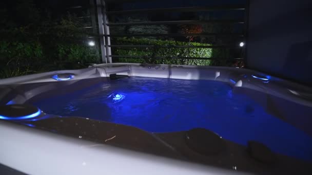 ガゼボスシェルター内のエレガントなお湯の浴槽 — ストック動画