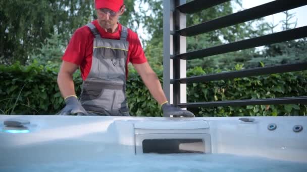 Hot Tub Installer Testing Nowo Zainstalowane Spa Garden Gazebos Rekreacyjne — Wideo stockowe