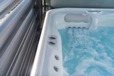 Hidromasaj Terapi Tekniği Basınç Jetleri Kullanımı. Kas masajına yardımcı oluyor. Modern Konut SPA Jakuzisi.