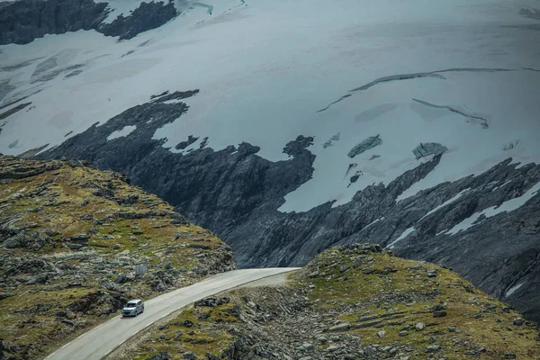 Kompaktní Auto Dramatické Norské Alpské Silnici Ledovci Blízkosti Geirangeru Vestland — Stock fotografie