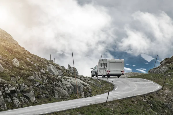 现代汽车拉车旅游拖车在风景秀丽的高山路上 Caravaning主题 — 图库照片