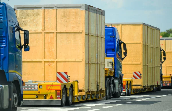 Heavy Oversize Load Convoy Ruta Hacia Destino Pocos Camiones Semi — Foto de Stock