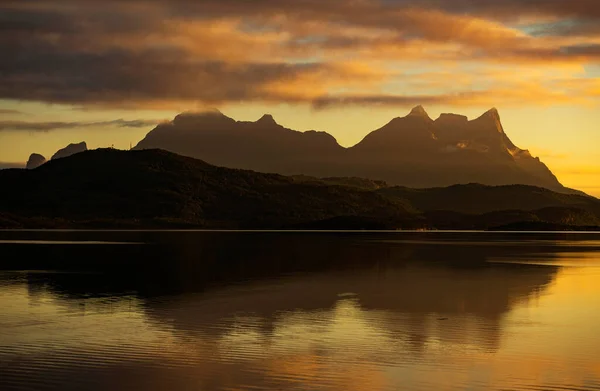 Fiordo Escénico Montañas Medianoche Puesta Sol Nordland Noruega Durante Horario —  Fotos de Stock