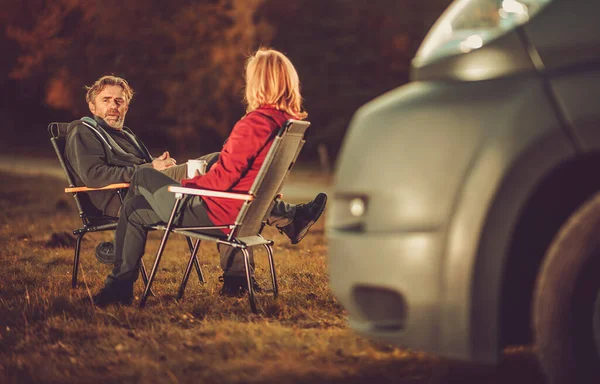 Kaukasiska Män Och Kvinnor Chattar Campingplats Bredvid Camper Van Sittplatser — Stockfoto