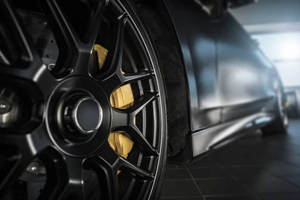 Performance Vehicle Alloy Wheel Low Profile High Speeds Sport Tire — Stock Photo, Image