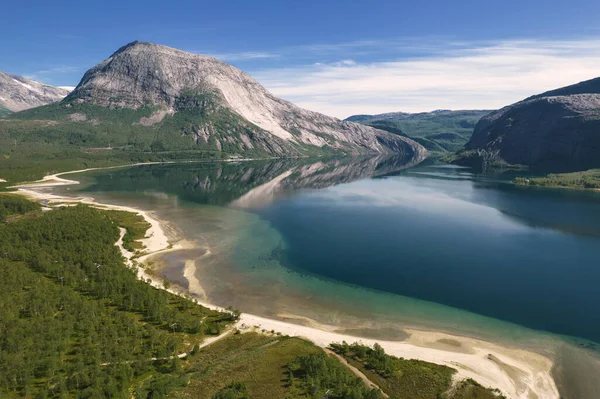 Szcenírozott Norvég Nordland Blue Lake Rock Formációk Sandy Beach Erdei — Stock Fotó