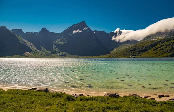 Lofoten Yaz Güneşli Günü. Dramatik Dağlar ve Tepeler, Açık Deniz ve Korunaklı Turkuaz Körfezi. Norveç Nordland Sahnesi. 