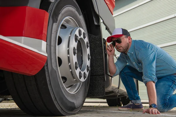 Kaukaski Trucker Jego Tych Patrząc Przedniej Semi Ciężarówka Koło Ciągnika — Zdjęcie stockowe