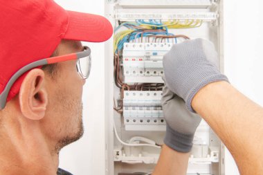 40 'lı yaşlarda Kafkasyalı Elektrikçi' nin Apartman Sigorta Kutusu Kurumu. Konut Ev Elektrik Sistemi TemasıComment.