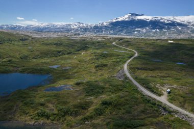 Norveçli Nordland Toprak Tuzu-Svartisen Ulusal Parkı 'nda Boondocking Kampı. Hava Sahnesi Yaz Manzarası.