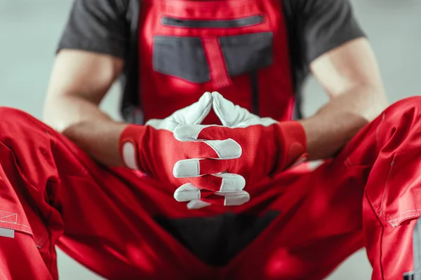 Professionell Entreprenör Arbetstagare Röd Enhetlig Och Säkerhetshandskar Väntar Nästa Tuff — Stockfoto