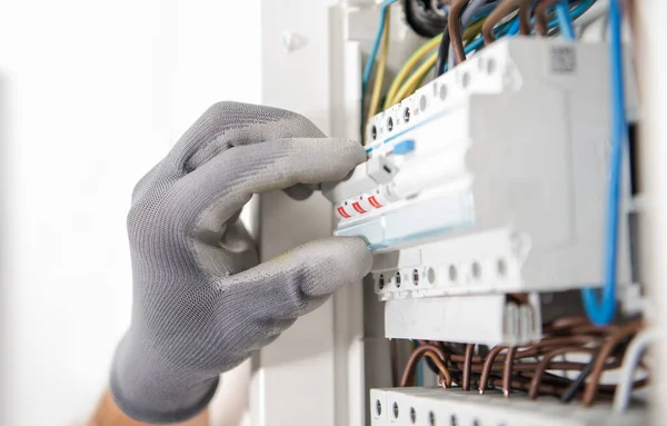 Eletricista Vestindo Luvas Segurança Testando Fusíveis Dentro Apartamento Localizado Caixa — Fotografia de Stock