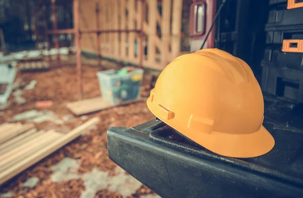 Tema Seguridad Sitio Construcción Sombrero Duro Amarillo Acostado Una Cama — Foto de Stock