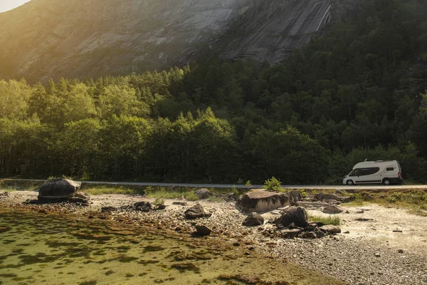 Nowoczesny Kamper Kampera Klasy Trasie Scenic Fjord Wybrzeże Strome Klify — Zdjęcie stockowe