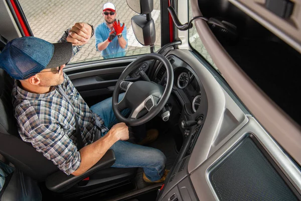 Nowoczesny Semi Truck Kierowca Pojazdu Rozmawiając Jego Dyspozytor Ciężarówki Upewnienie — Zdjęcie stockowe