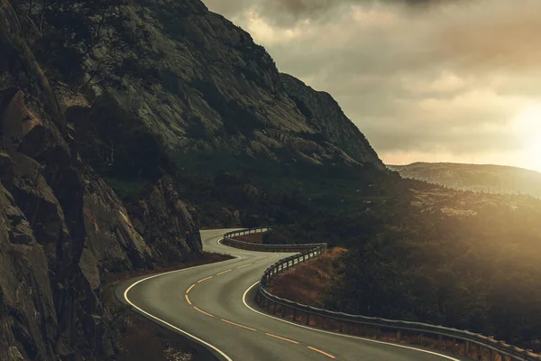Smalle Kronkelweg Door Het Rotsachtige Noorse Landschap Provincie Rogaland Noorwegen — Stockfoto