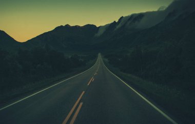 Midnight Lofotens Yolu. Sabah Bulutları ile kaplı dramatik dağlar. Nordland County, Norveç. İskandinav Manzarası.