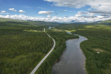 Norveç E6 Otoyolu ve Manzaralı Yaz Peyzajı. Norveç Vahşi Doğa Sahnesi. Nordland Bölgesi.